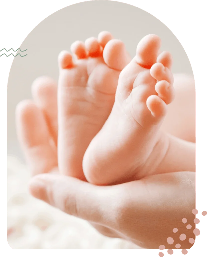 mama drži nožice novorođene bebe